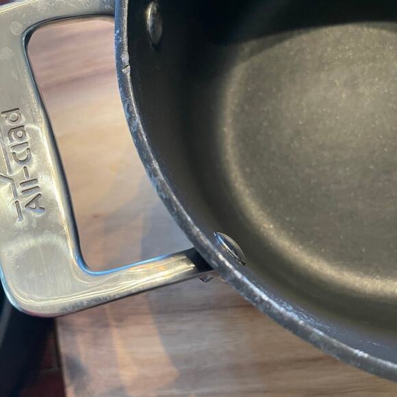All-clad Essentials 2.5 saucepan with lid and trivet - Picture 3 of 10